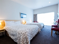 leasehold 495 000 + - 1