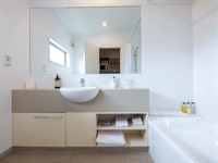 leasehold 495 000 + - 3